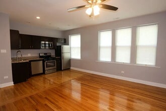 2958 N Washtenaw Ave, Unit 1 in Chicago, IL - Building Photo - Building Photo