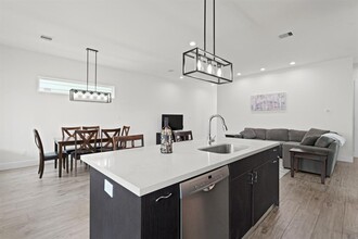 5415 Robusto Pl in Houston, TX - Foto de edificio - Building Photo