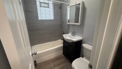 6956 N Ashland Blvd in Chicago, IL - Building Photo - Building Photo