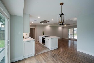 1135 Stonecrest Dr in Houston, TX - Building Photo - Building Photo