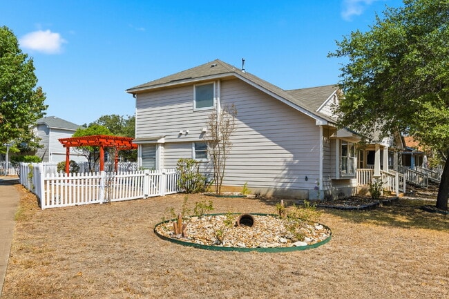 115 Teasley in Kyle, TX - Foto de edificio - Building Photo