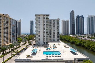 Winston Towers 300 in Sunny Isles Beach, FL - Building Photo - Building Photo