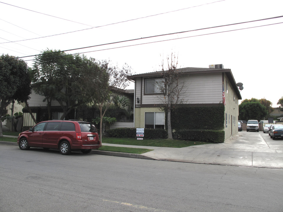 8624 Park St in Bellflower, CA - Building Photo