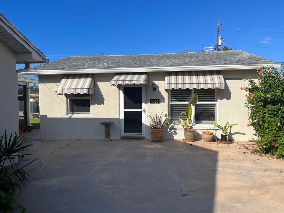 6351 Old Main St in New Port Richey, FL - Building Photo