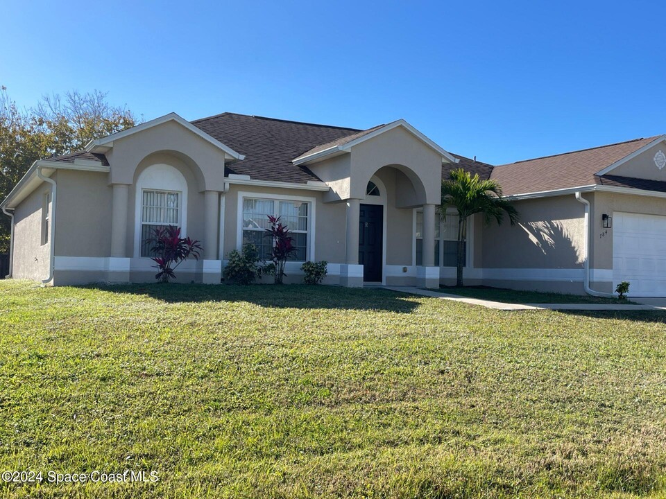 784 Munich St NW in Palm Bay, FL - Building Photo