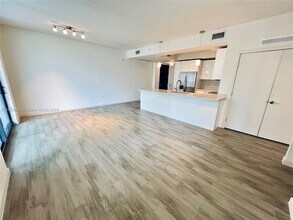 999 SW 1st Ave, Unit 1414 in Miami, FL - Building Photo - Building Photo