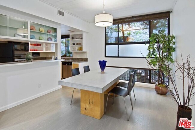 10315 Missouri Ave-Unit -102 in Los Angeles, CA - Building Photo - Building Photo