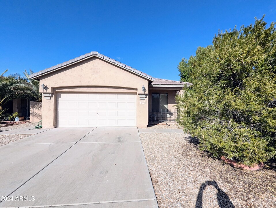 5770 W Golden Ln in Glendale, AZ - Building Photo