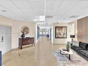 6422 Collins Ave, Unit PH-4 in Miami Beach, FL - Building Photo - Building Photo