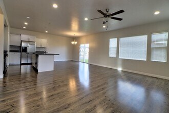 518 S Highpoint Dr in Saratoga Springs, UT - Building Photo - Building Photo
