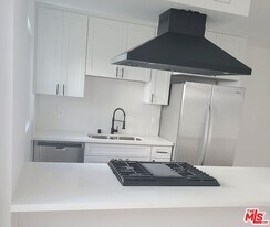 465 Le Doux Rd in Los Angeles, CA - Building Photo