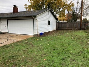 1167 Quinalt St in Springfield, OR - Building Photo - Building Photo