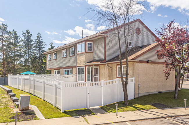 425 Walker Rd NW in Edmonton, AB - Building Photo - Building Photo