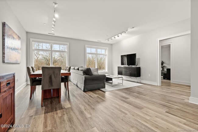 1381 E Putnam Ave in Greenwich, CT - Building Photo - Building Photo