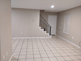 536 waco st, Unit 536A in Pleasanton, TX - Building Photo
