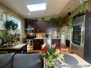 24 Ellington Rd, Unit 3 in Somerville, MA - Foto de edificio - Building Photo
