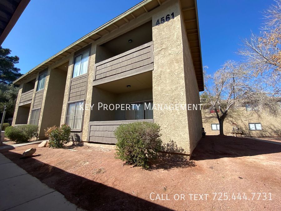 4561 Carriage Park Dr-Unit -Unit C in Las Vegas, NV - Building Photo
