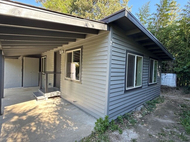 1333-1333 1/2 NE 9th St in Grants Pass, OR - Building Photo - Building Photo