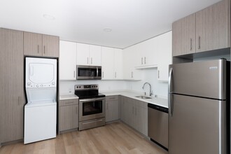 2563 S Kinnickinnic Ave, Unit 101 in Milwaukee, WI - Foto de edificio - Building Photo