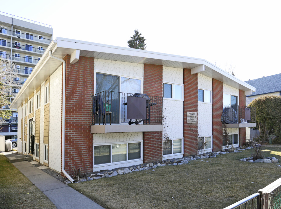 328 10A St NW in Calgary, AB - Building Photo