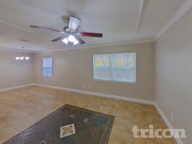 563 Robin Hill Cir in Brandon, FL - Building Photo - Building Photo