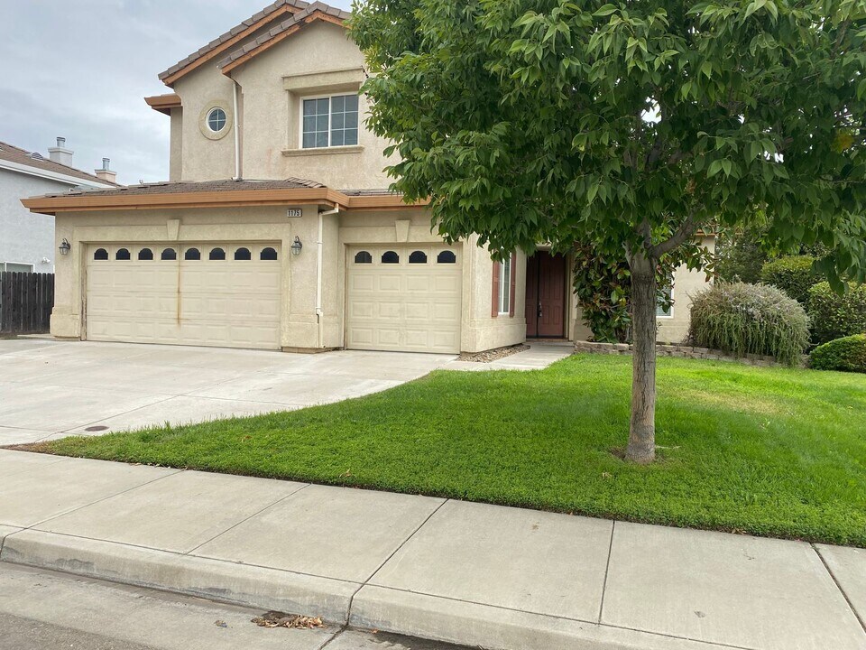 1175 Poppy Hills Ln in Tracy, CA - Building Photo