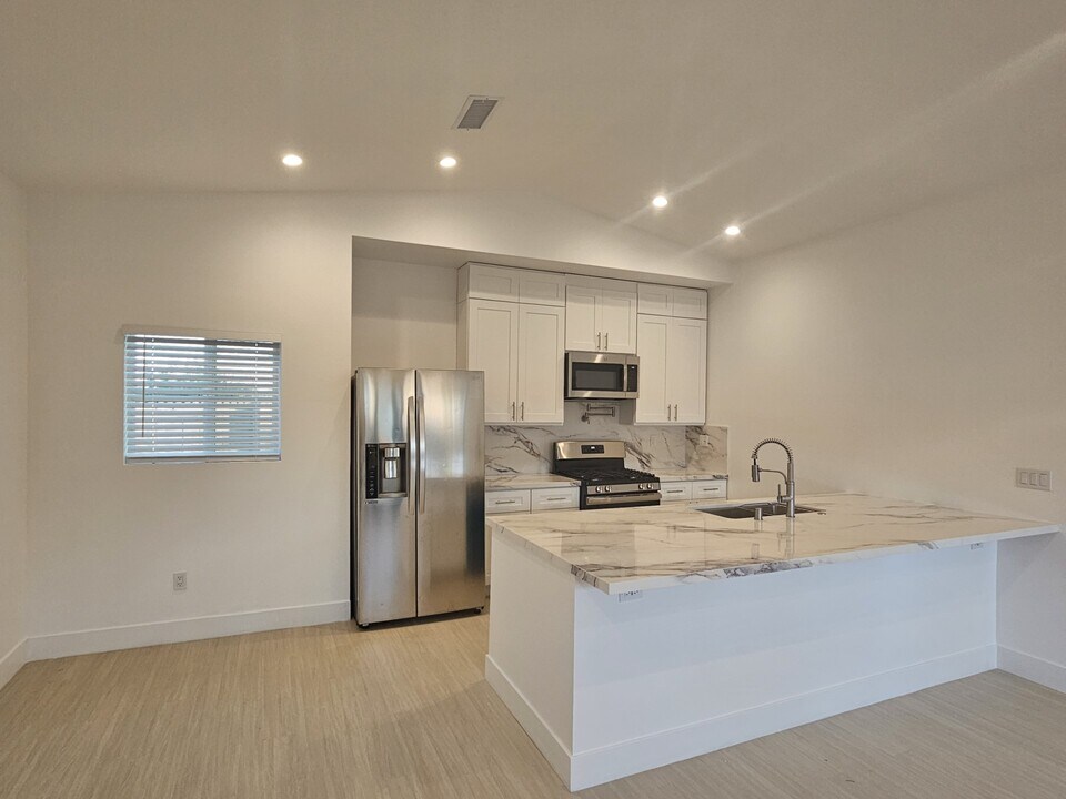 1321 S Ventura Rd in Oxnard, CA - Building Photo