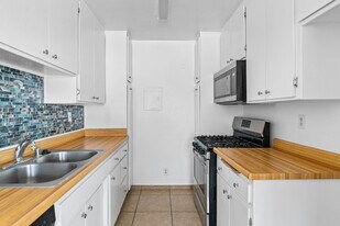 Burbank Villas in Sherman Oaks, CA - Building Photo