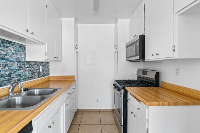 Burbank Villas in Sherman Oaks, CA - Foto de edificio - Interior Photo