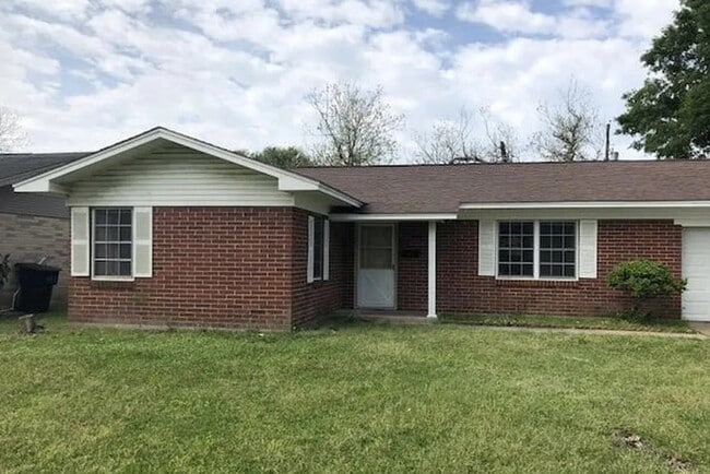 720 S 9th St in Nederland, TX - Building Photo - Building Photo