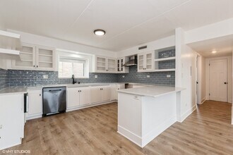 2416 W Foster Ave in Chicago, IL - Building Photo - Building Photo