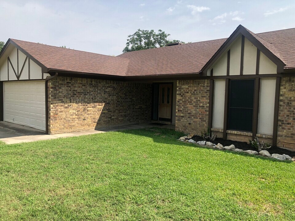 7528 Clover Ln in Watauga, TX - Foto de edificio