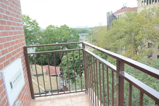 70-38 Broadway-Unit -4B in Queens, NY - Building Photo - Building Photo