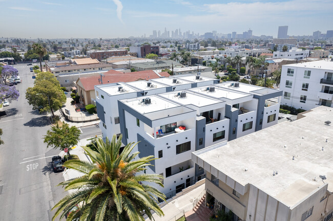 5000 W Maplewood Ave in Los Angeles, CA - Foto de edificio - Building Photo