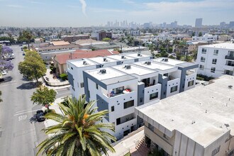 5000 W Maplewood Ave in Los Angeles, CA - Building Photo - Building Photo
