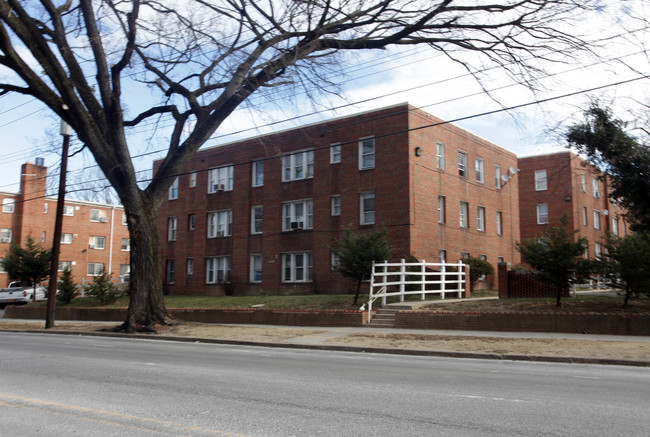 Tivoli Gardens Apartments in Washington, DC - Foto de edificio - Building Photo