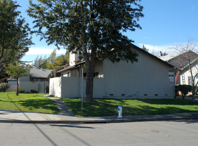 2585 Kenton Ct in Santa Rosa, CA - Foto de edificio - Building Photo