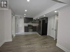 25 Frampton Rd in Brampton, ON - Building Photo - Building Photo