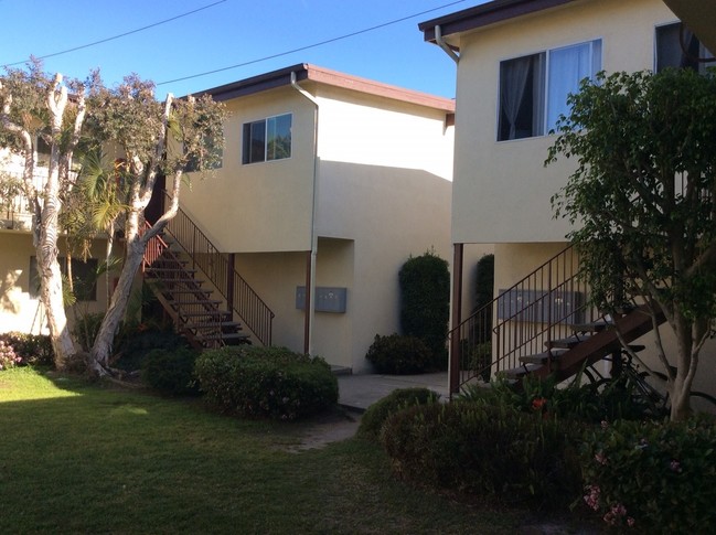 Sea Breeze Apartments in Torrance, CA - Building Photo - Building Photo