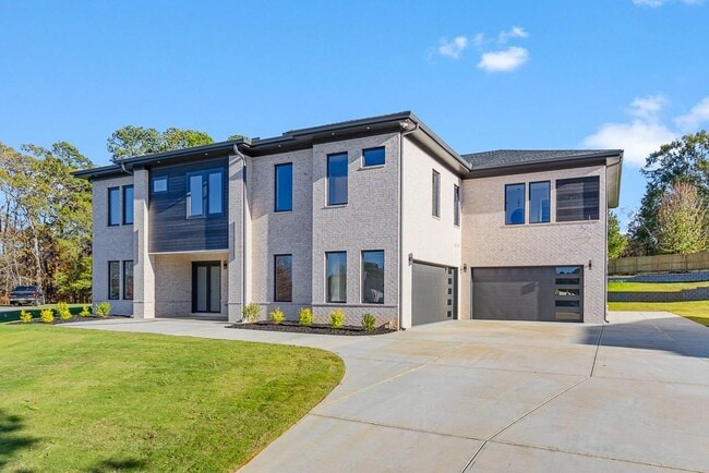 555 Versailles Dr in Auburn, GA - Building Photo - Building Photo