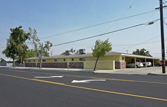 Four J Apartments in Clovis, CA - Foto de edificio - Building Photo