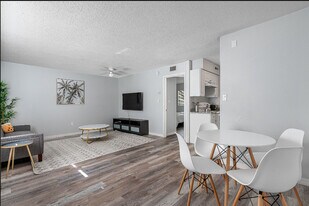 13104-13108 Leisure Wood Pl in Tampa, FL - Building Photo