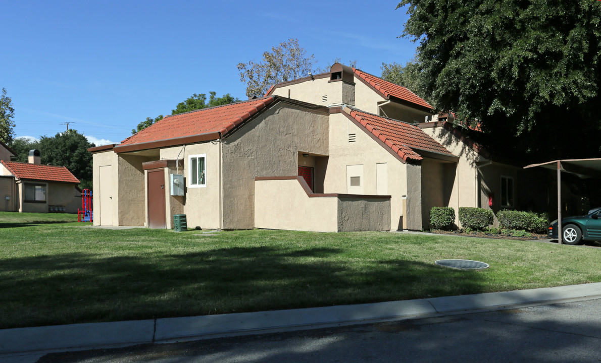 New Zion Manor in San Bernardino, CA - Building Photo