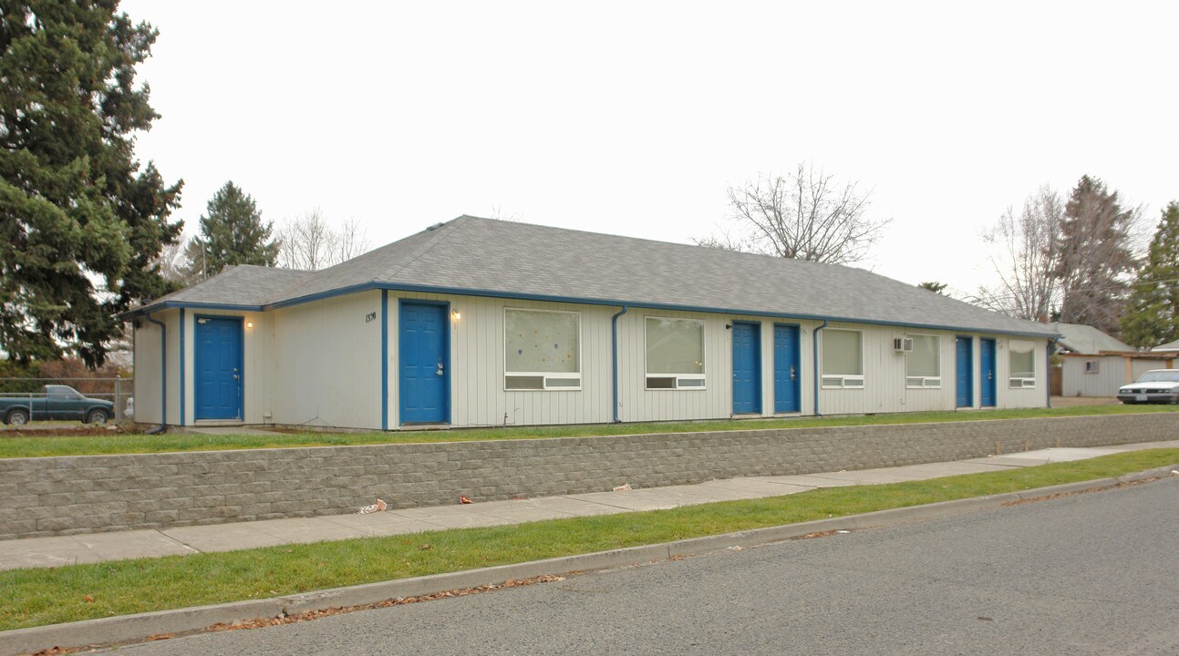 1320 Cherry Ave in Yakima, WA - Foto de edificio
