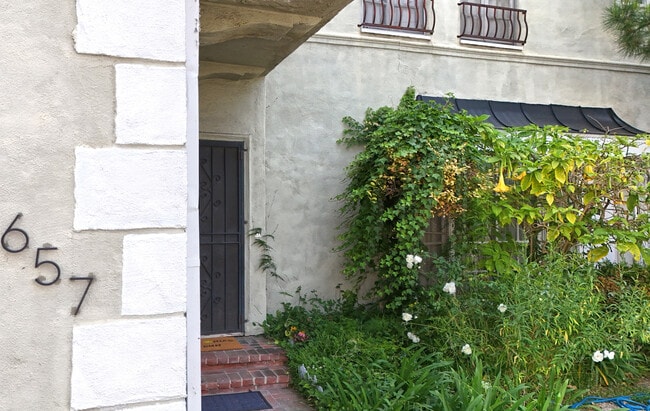 657 S La Jolla Ave, Unit 1 in Los Angeles, CA - Foto de edificio - Building Photo