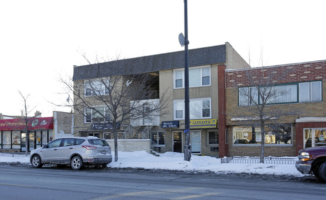 8120 S Kedzie Ave in Chicago, IL - Foto de edificio - Building Photo