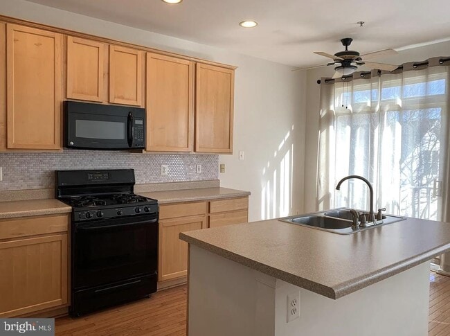 410 Redland Blvd in Rockville, MD - Foto de edificio - Building Photo