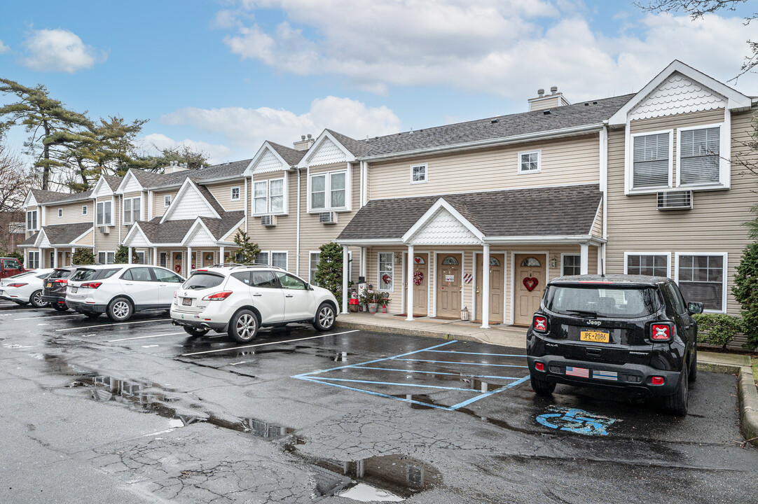 Milestone Condominiums in Farmingdale, NY - Building Photo