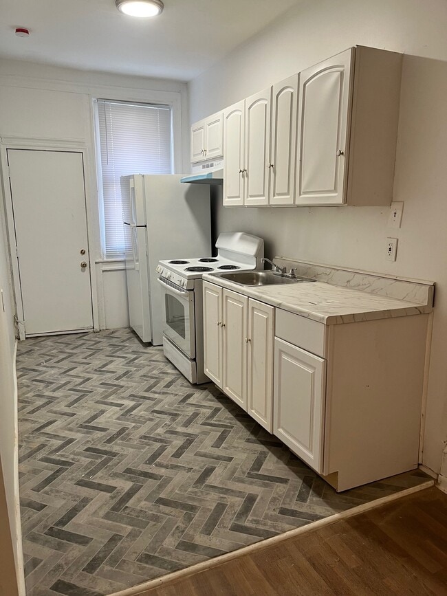 4946 N Broad St, Unit 3R