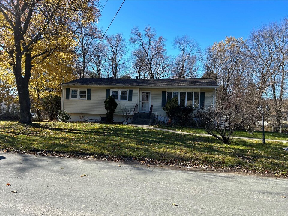 8 Greene Rd in Spring Valley, NY - Building Photo